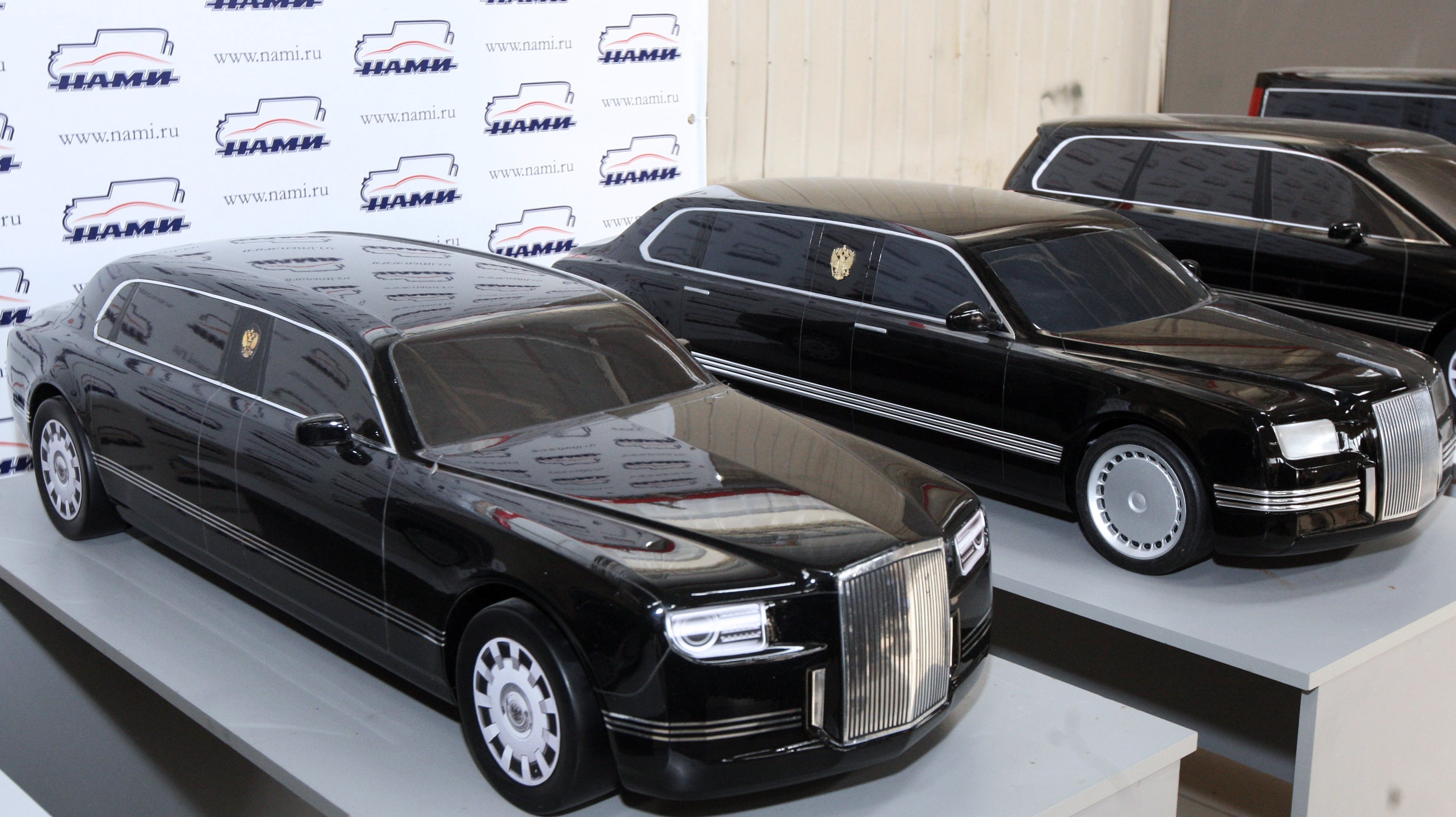 russian-president-putin-has-a-new-limo-doesn-t-look-like-a-chrysler-300-at-all-106244_1.jpg