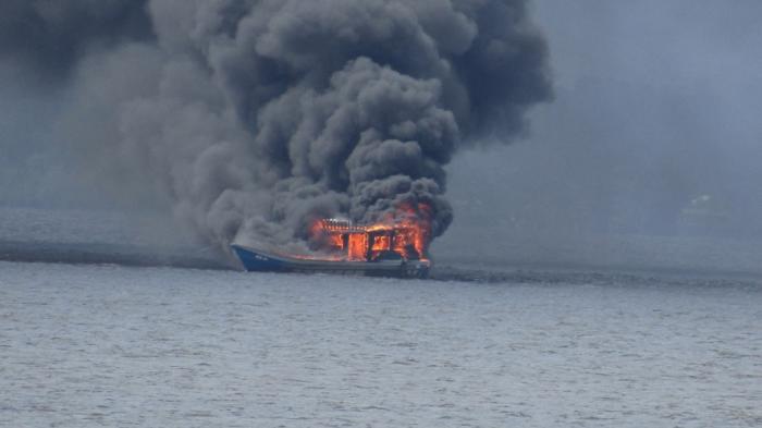 kapal-malaysia-dibakar-di-selat-bengkalis_20160107_123310.jpg
