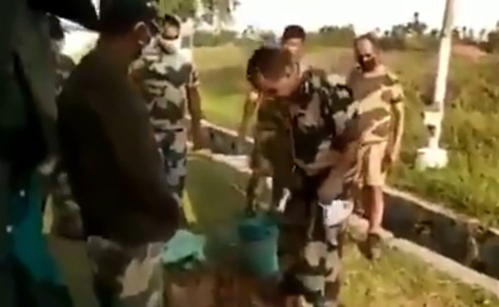 Spicy eyes! It’s stunned that Indian military officers taught soldiers how to properly pull “poo“