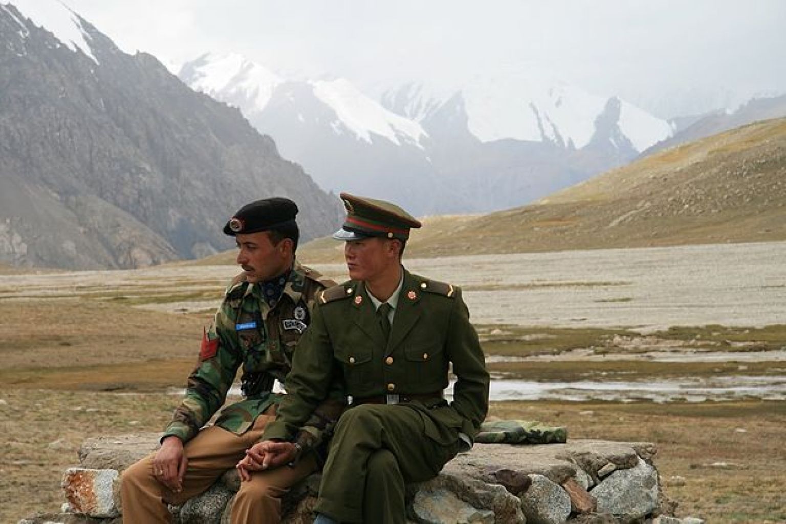 o-CHINA-PAKISTAN-GUARDS-HOLD-HANDS-facebook.jpg