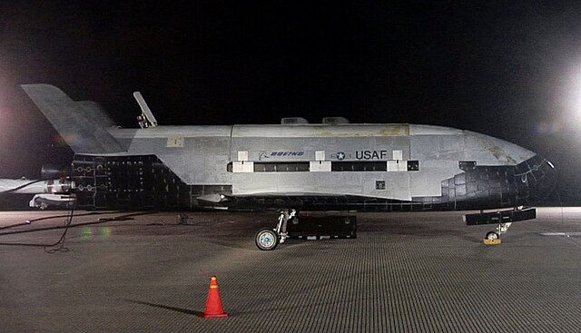 640px-Boeing_X-37B_after_landing_at_Vandenberg_AFB%2C_3_December_2010.jpg