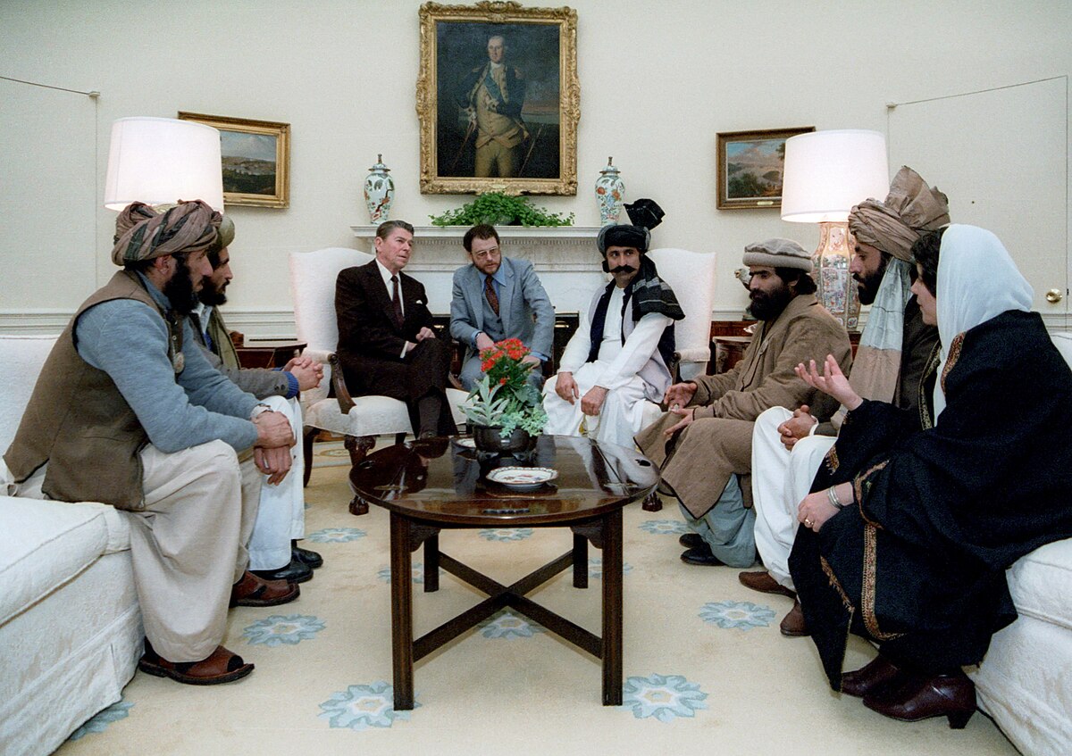 1200px-Reagan_sitting_with_people_from_the_Afghanistan-Pakistan_region_in_February_1983.jpg
