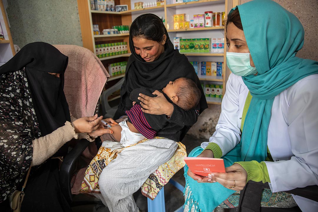 Fakhra, a ‘zero-dose child’ left behind during the disturbances of the early pandemic, is caught up on her vaccines in Islamabad in late 2020. Credit: Gavi/2020/Asad Zaidi