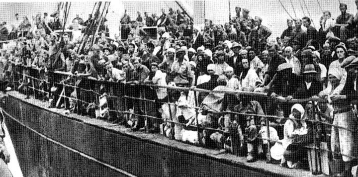 A Ship carrying Polish soldiers and civilian refugees arrives in Iran from the Soviet Union, 1942..jpg