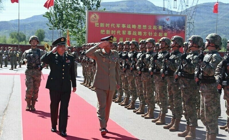 <p>Chief of Army Staff Gen Asim Munir was presented with a guard of honour upon arrival at the PLA headquarters. — ISPR photo</p>