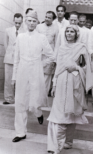 Quaid-e-Azam+and+Fatima+Jinnah+outside+the+Pakistan+Constituent+Assembly.jpg