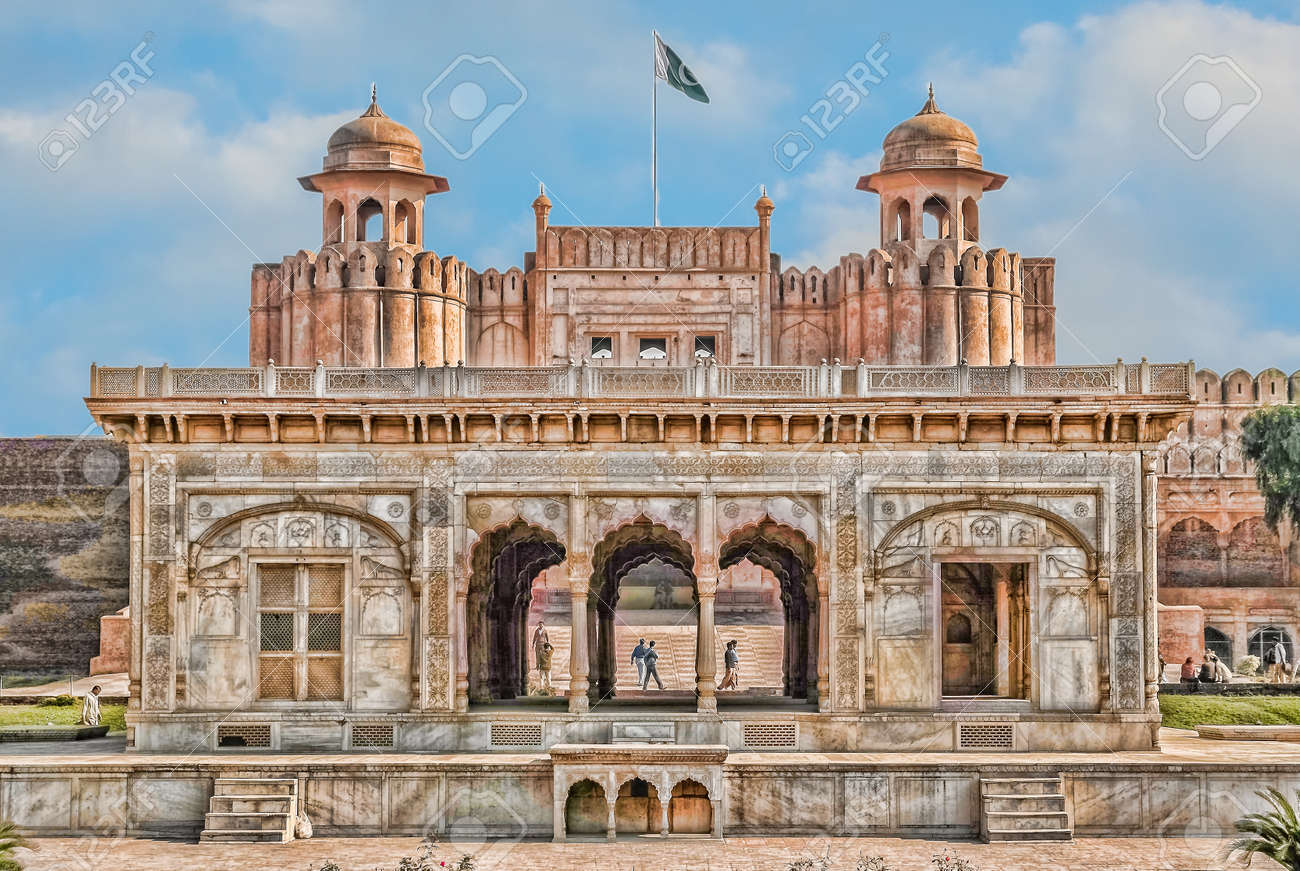 38896126-The-Alamgiri-Gate-the-main-entrance-to-the-Lahore-Fort-Lahore-Pakistan-Stock-Photo.jpg