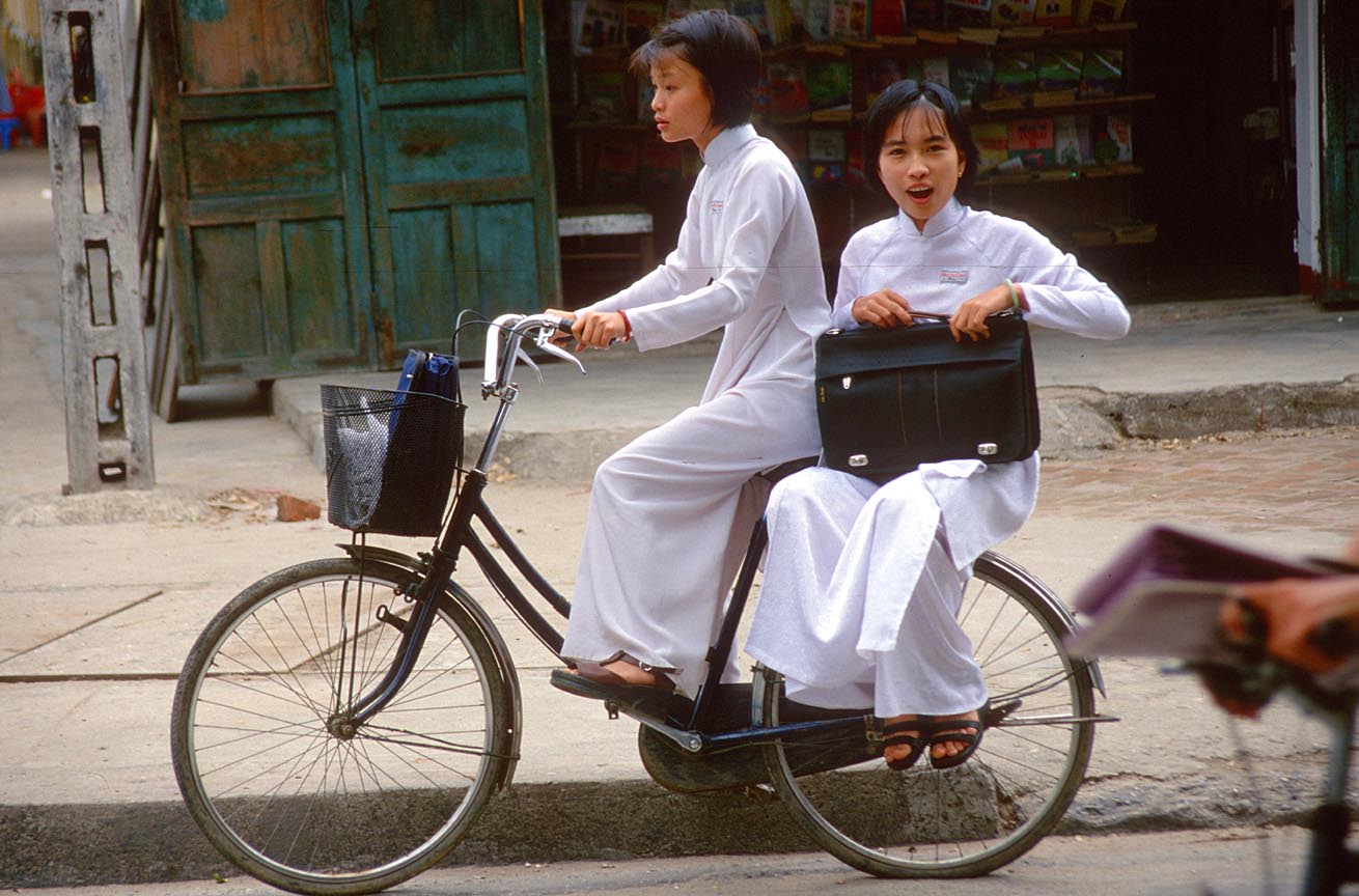 vietnam-school-uniform-ao-dai-bike.jpg