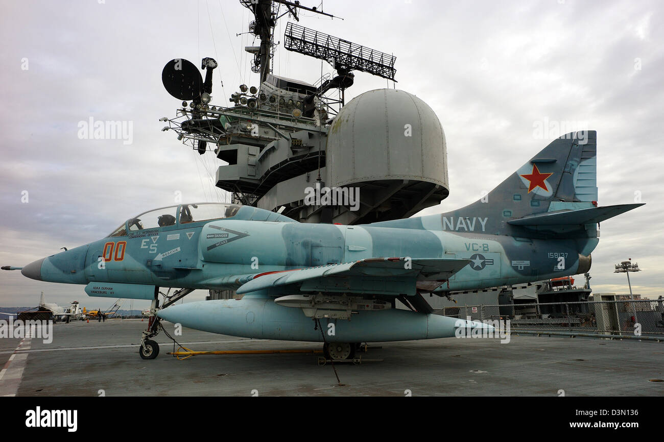 a-4-skyhawk-top-gun-aggressor-squadron-uss-hornet-D3N136.jpg