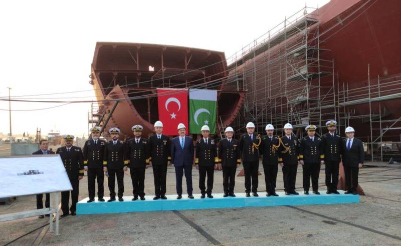 Pakistan Naval Chief visits Turkish Naval Shipyards