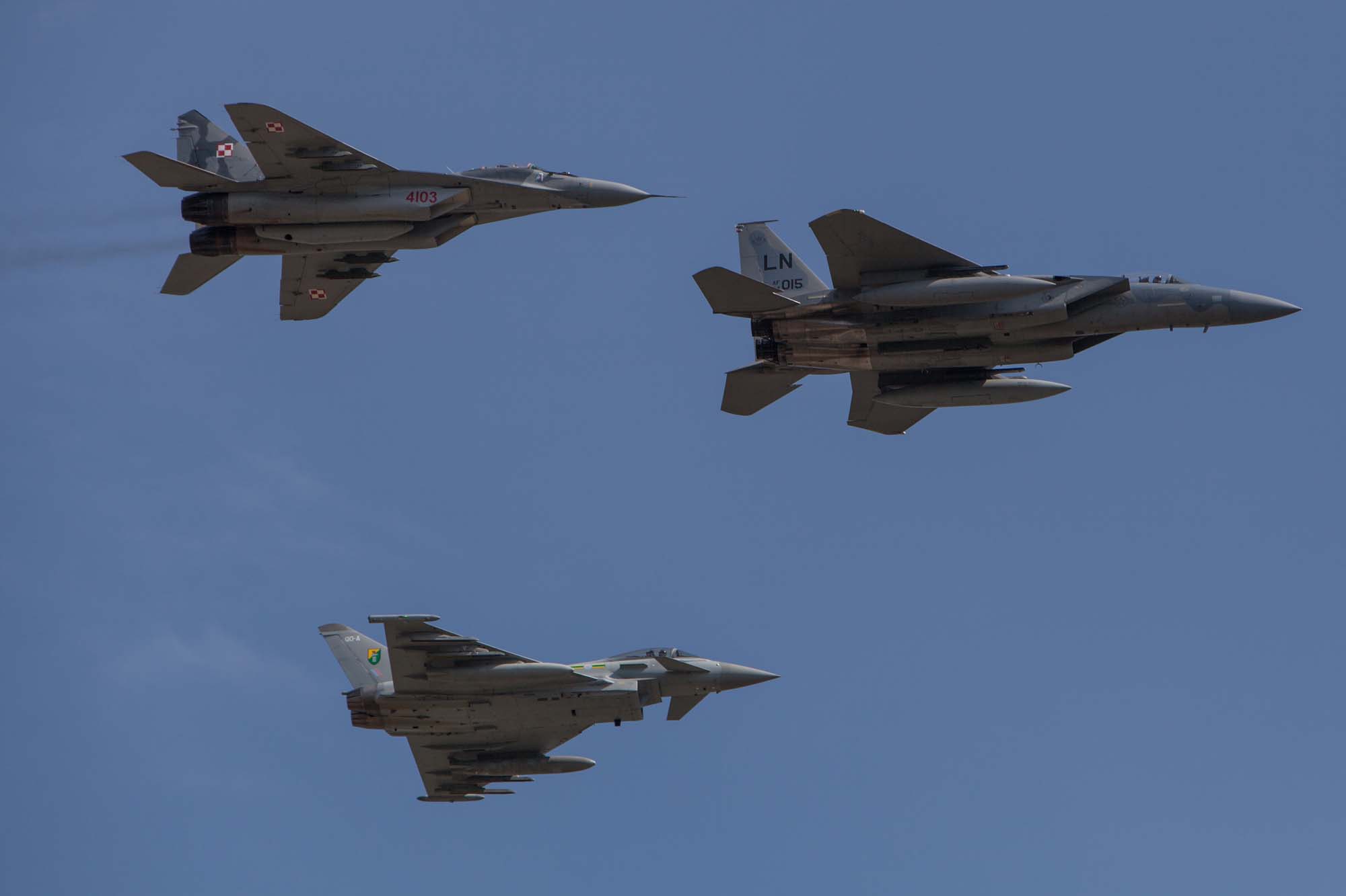 F-15-MiG-29-e-Typhoon-sobre-Siauliai-foto-OTAN.jpg