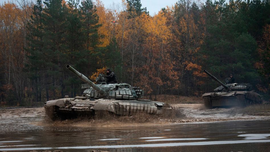 Ukrainische Soldaten bei einer militärischen Übung mit erbeuteten russischen T-72-Panzern