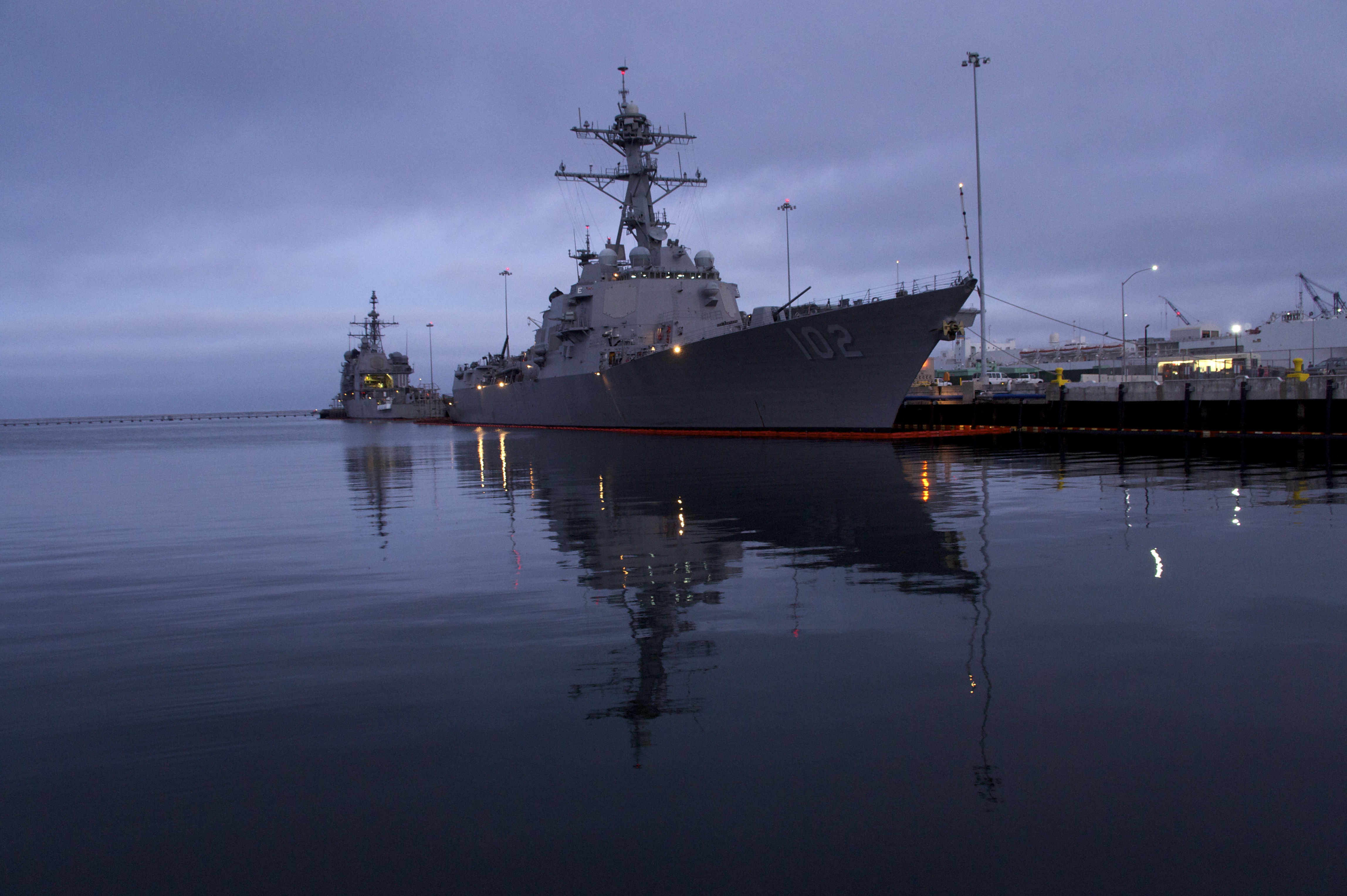 US_Navy_110719-N-ZC343-841_The_guided-missile_destroyer_USS_Sampson_%28DDG_102%29_is_moored_at_Naval_Base_San_Diego.jpg