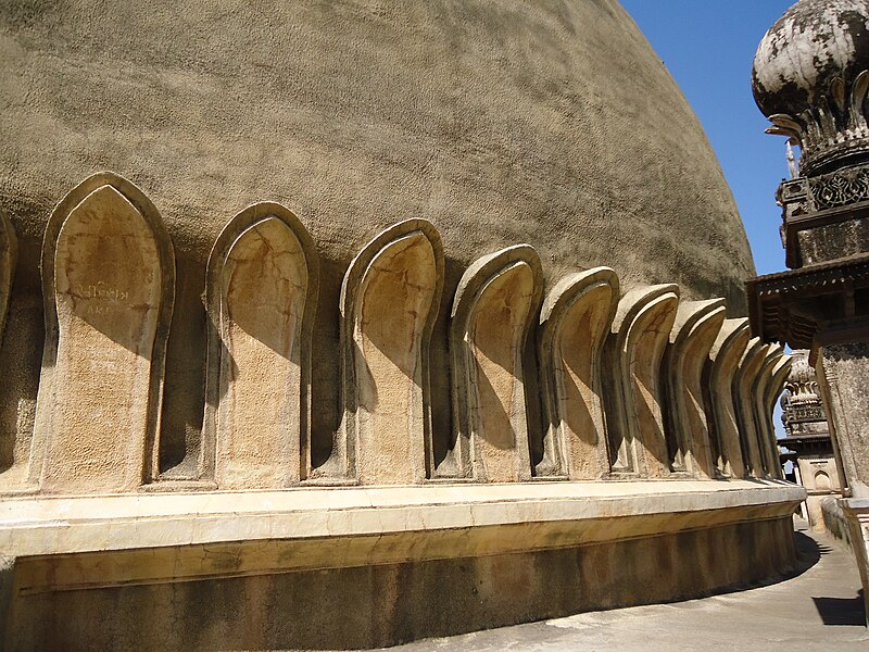 800px-Dome_Gol_Gumbaz2.JPG