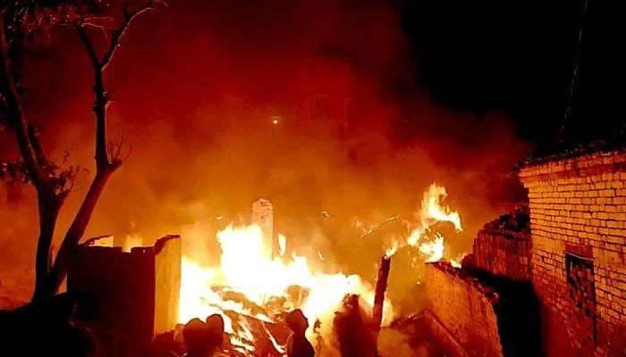 At least eight children and a woman lost life in a fire that erupted in Dadu village of Faiz Muhammad Chandio. Photo: Twitter