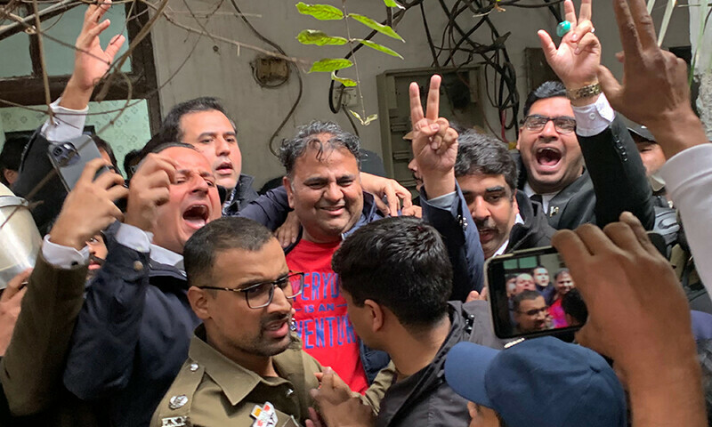 <p>Police officials escort the arrested leader of opposition Pakistan Tehreek-i-Insaf (PTI) Fawad Chaudhry (C) to present him before a court in Lahore on January 25, 2023. —Arif Ali/ AFP</p>