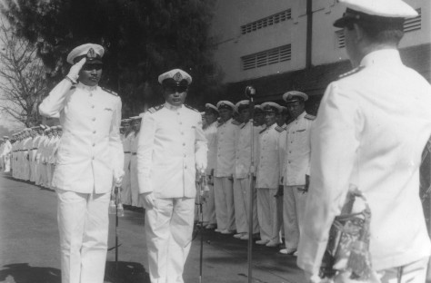 komandan-ri-tjakra-dan-komandan-ri-nanggala-dalam-upacara-penyerahan-dua-kapal-selam-kepada-ksal-r-e-martadinata-di-komando-armada-surabaya-1959-dispen-alri.jpg