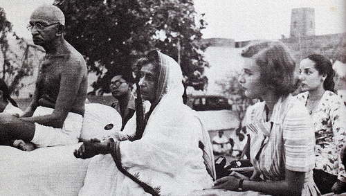 Gandhi_and_Lady_Mountbatten_during_prayer.jpg