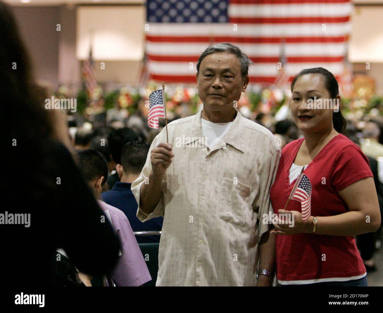 chinese-immigrants-mandy-fong-32-and-her-father-ying-zong-yu-70-have-their-photo-taken-before-a-naturalization-ceremony-in-los-angeles-september-22-2006-this-year-more-than-100000-people-from-los-angeles-about-one-fifth-of-the-half-million-who-take-the-oath-every-year-in-the-us-will-become-new-us-citizens-msnbc-reported-the-top-six-countries-represented-are-mexico-philippines-vietnam-south-korea-iran-and-el-salvador-reuterslucy-nicholson-united-states-2D170MP.jpg