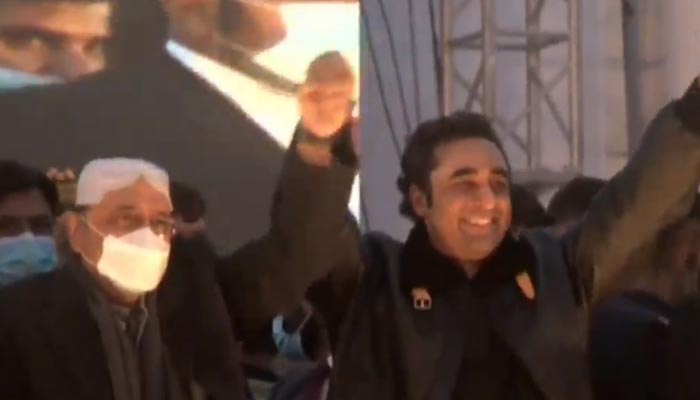Former president and PPP Leader Asif Ali Zardari (L) and PPP Chairman Bilawal Bhutto-Zardari on the 14th death anniversary of the slain PPP leader Benazir Bhutto in Garhi Khuda Baksh. — Geo News screengrab.