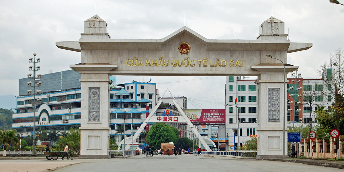 Border_crossing_at_Lao_Cai.png