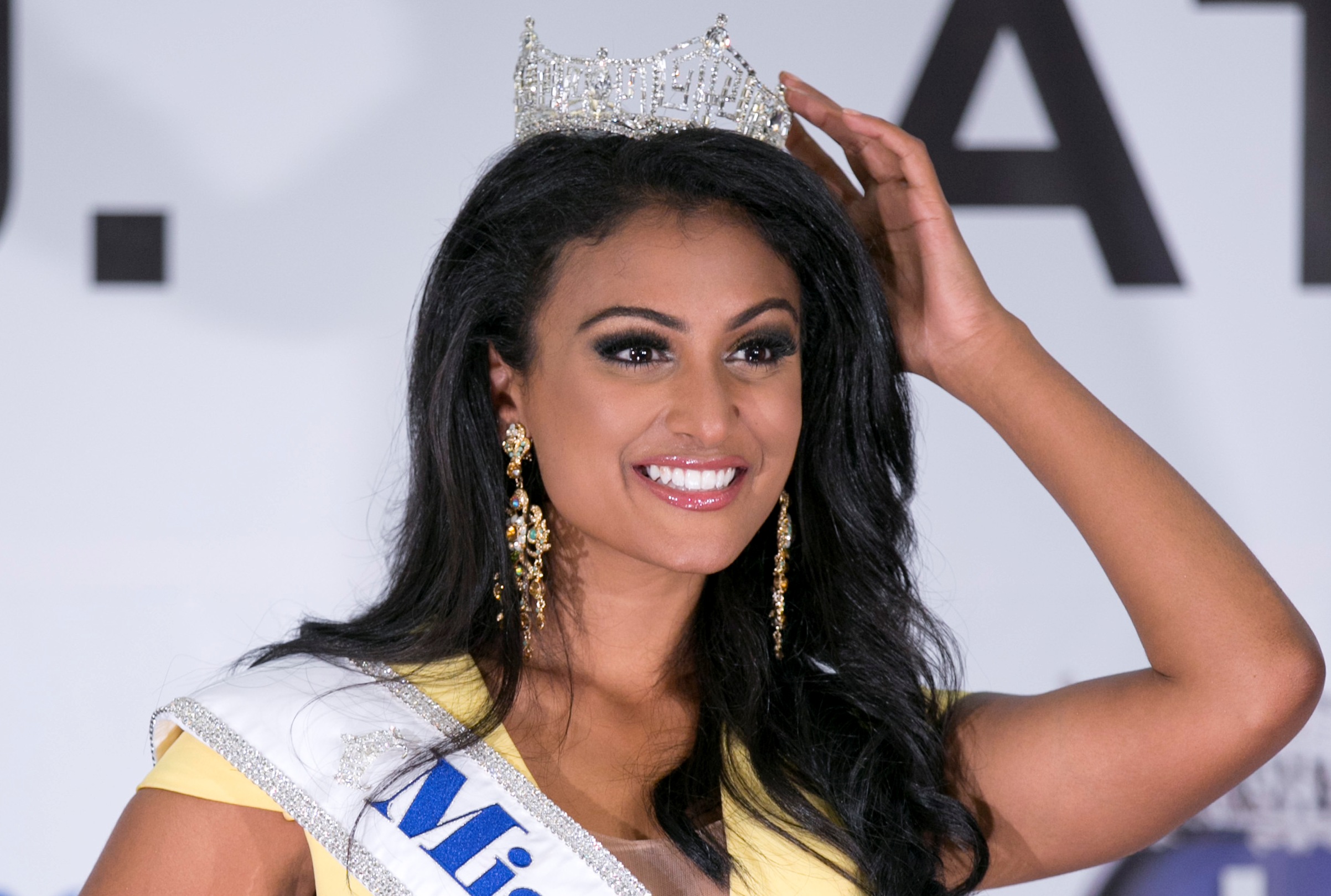 8A-2013-09-16-NinaDavuluri-MissAmerica2014.jpg