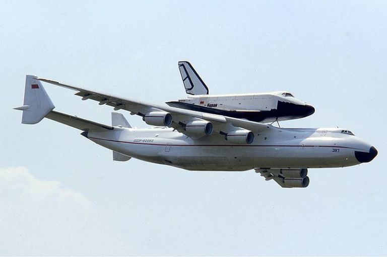 gallery-1426546020-800px-antonov-an-225-with-buran-at-le-bourget-1989-manteufel.jpg