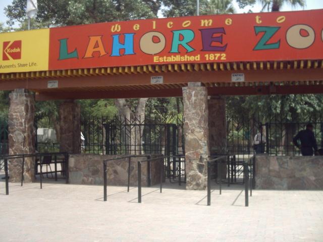 Lahore_zoo_-_june_3_2004-%2893%29-Welcome.JPG