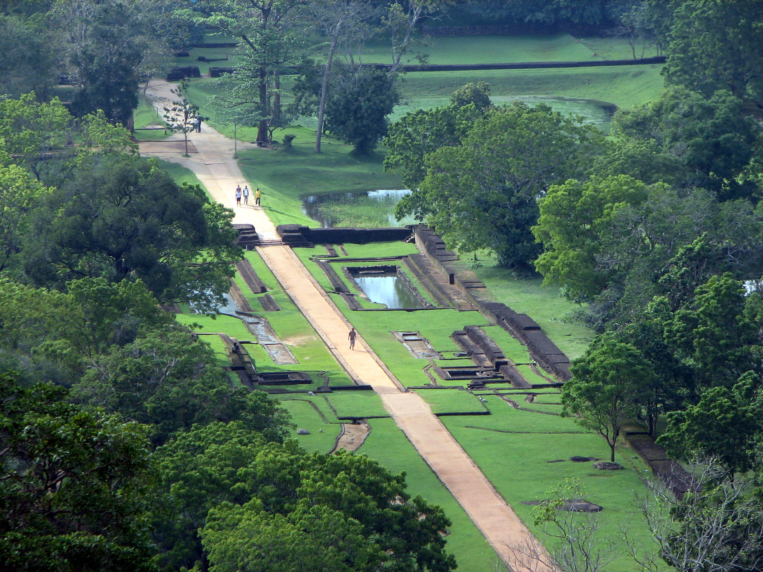 Sigiriya_terraced_gardens.jpg