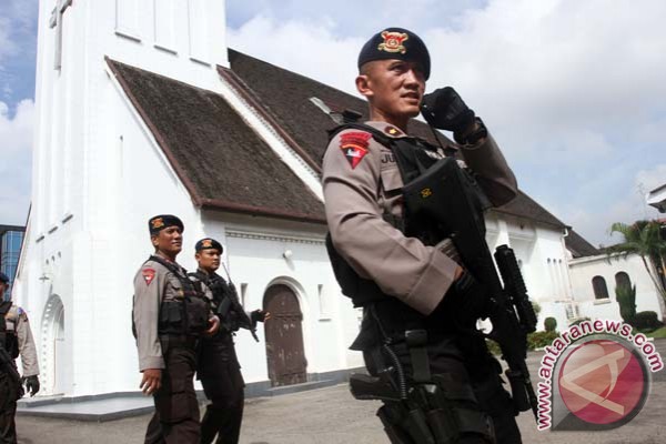 20141224antarafoto-pengaman-gereja-sumut-241214-im-3.jpg