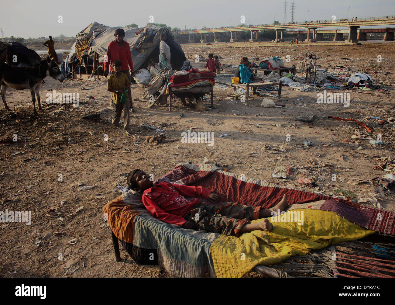 lahore-pakistan-april-24-pakistani-gypsy-children-playing-in-the-dry-DYRA1C.jpg