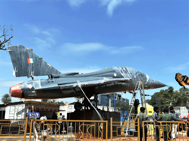 a-model-of-tejas-aircraft.jpg