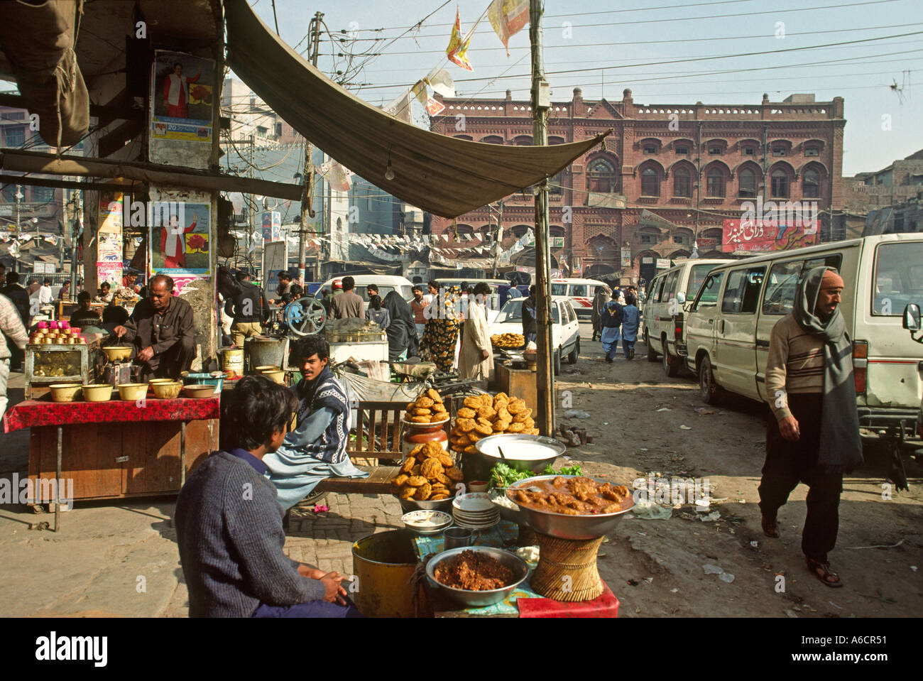 pakistan-punjab-lahore-old-city-crowded-bazaar-scene-A6CR51.jpg