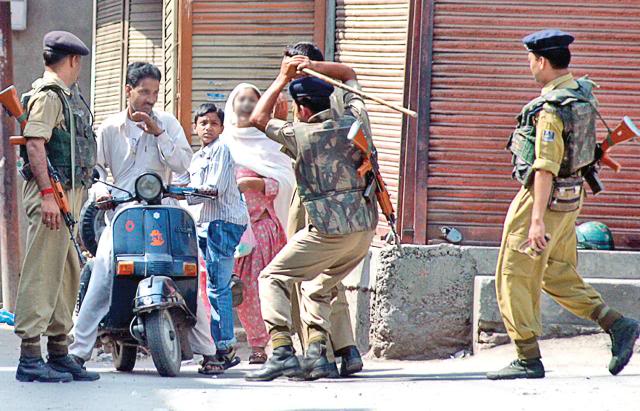 indianpolicekashmir.jpg