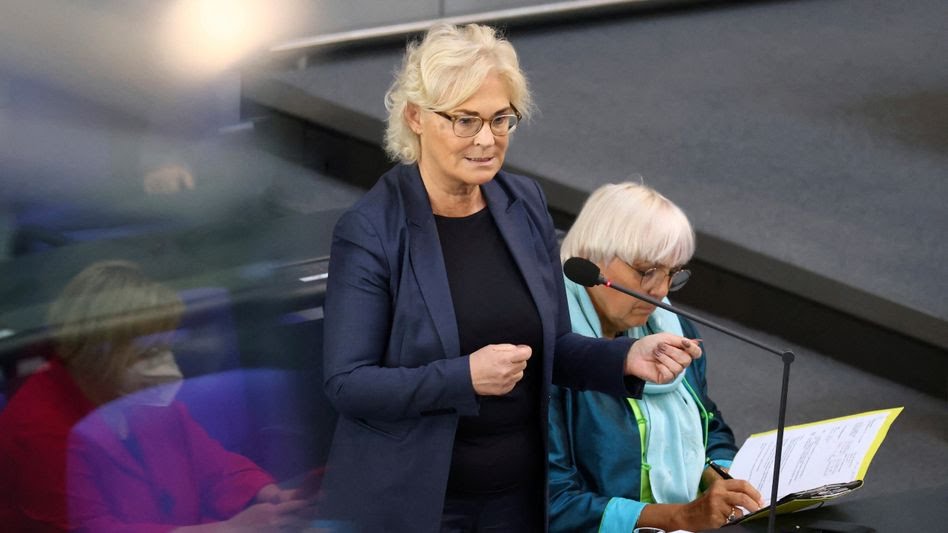 Verteidigungsministerin Christine Lambrecht (SPD) bei der Befragung im Bundestag