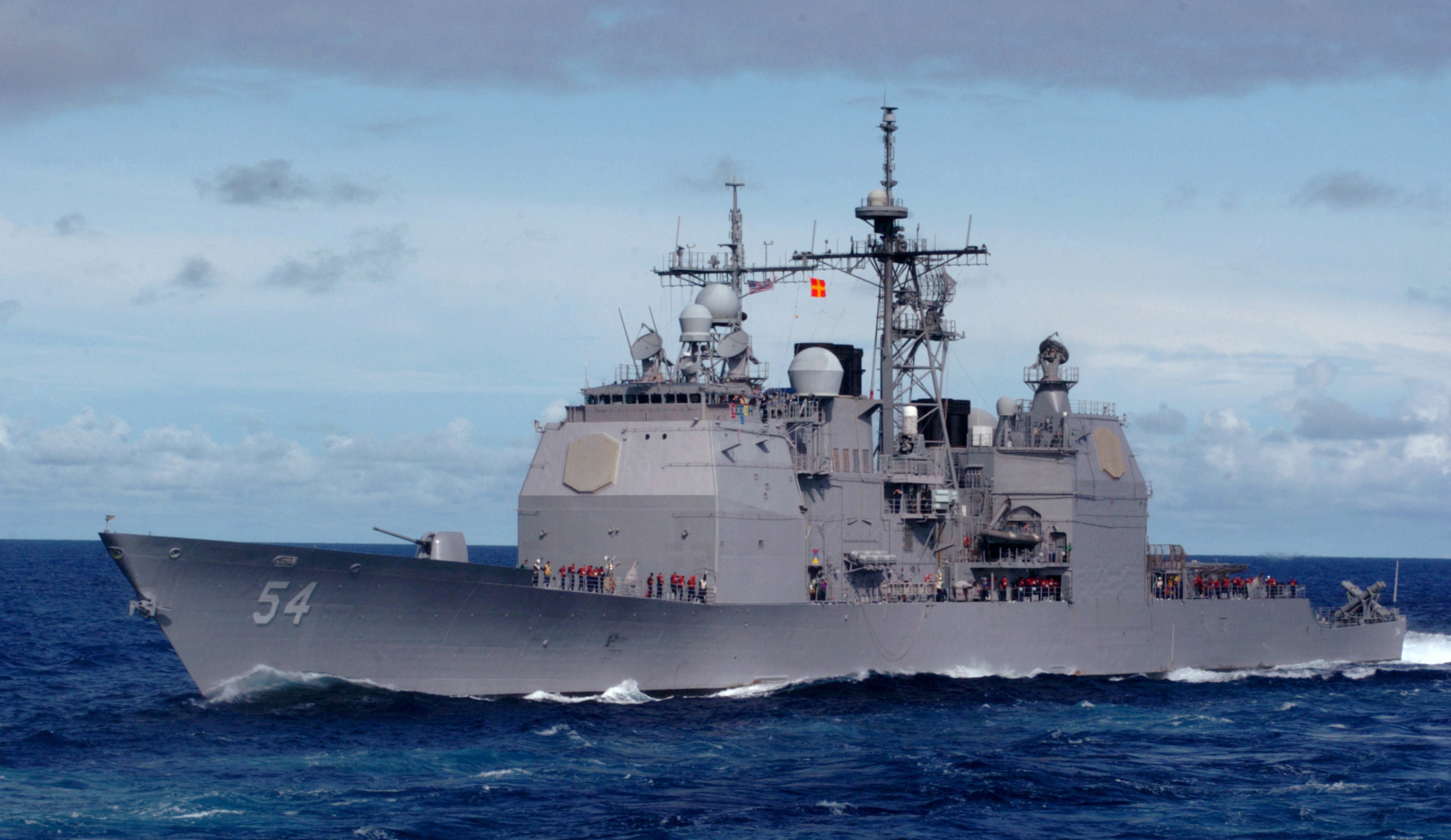 USS_Antietam_(CG_54)_approaches_to_refuel.jpg