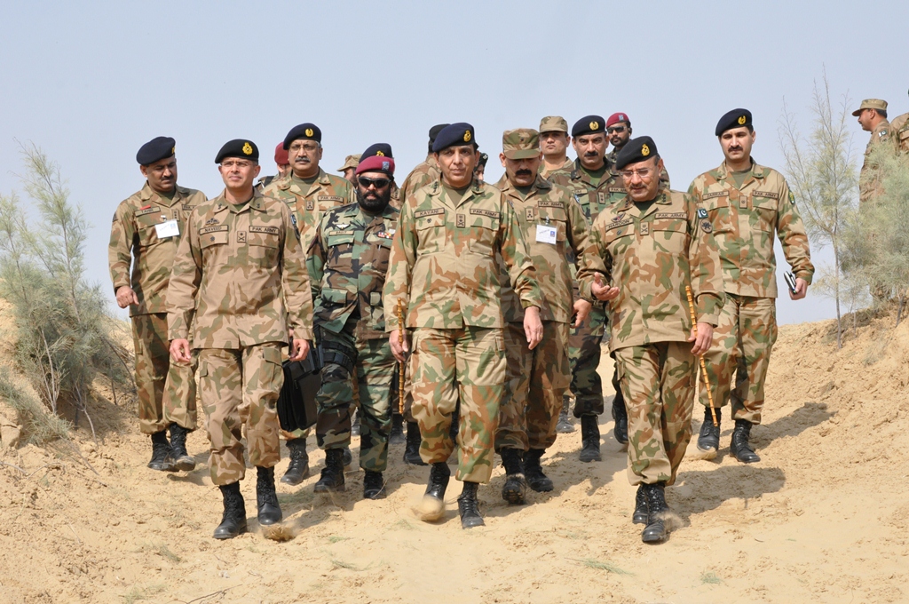 Chief+of+Army+Staff%252C+General+Ashfaq+Parvez+Kayani+during+his+visit+to+Bahawalpur+Cantt+and+Khairpur+Tamianwali+pakistan+army+exercise+gun+rifle+sinper+ak-47+type+056+%25283%2529.jpg