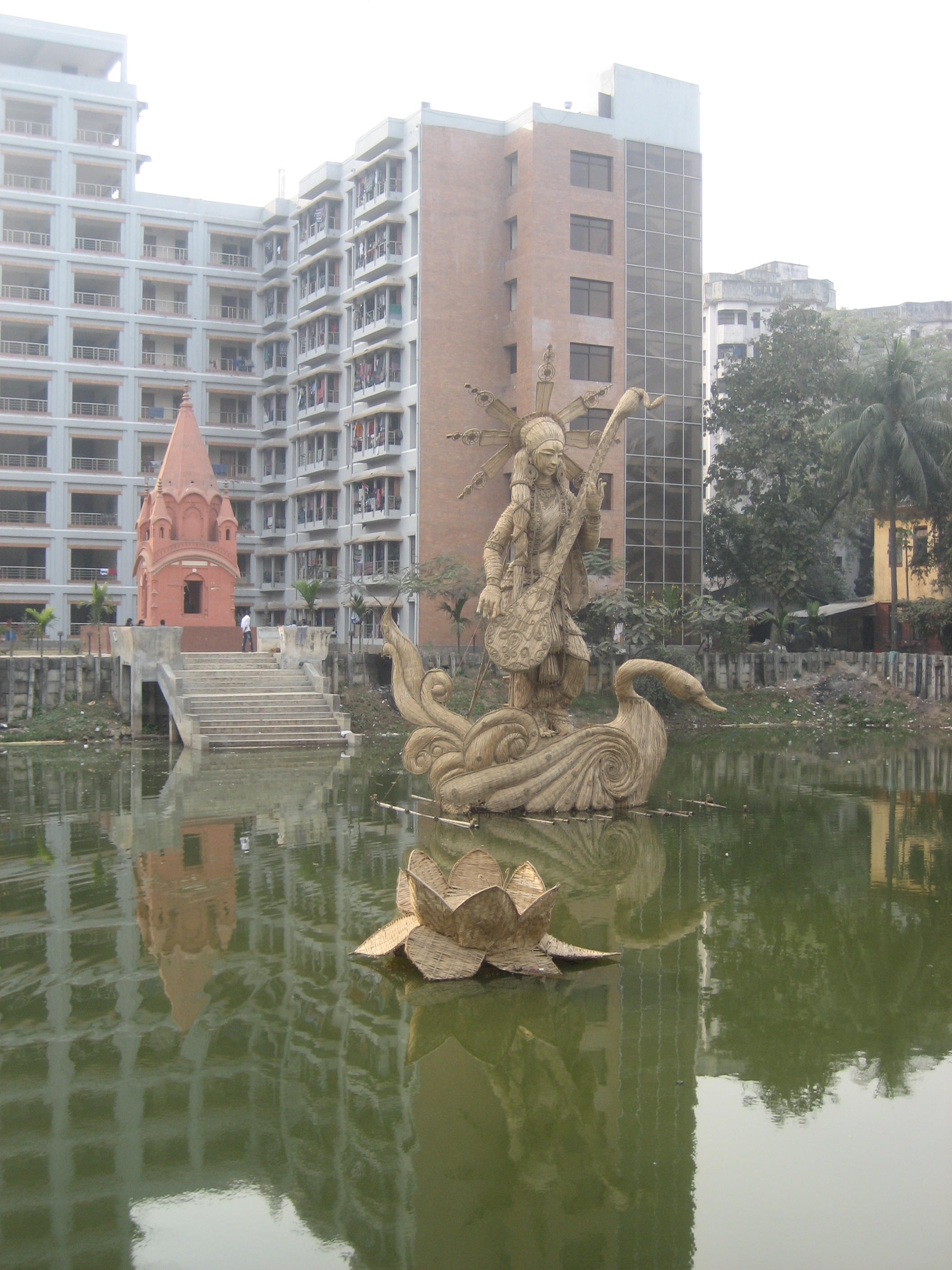 Saravati_statue_Dhaka_University.jpg