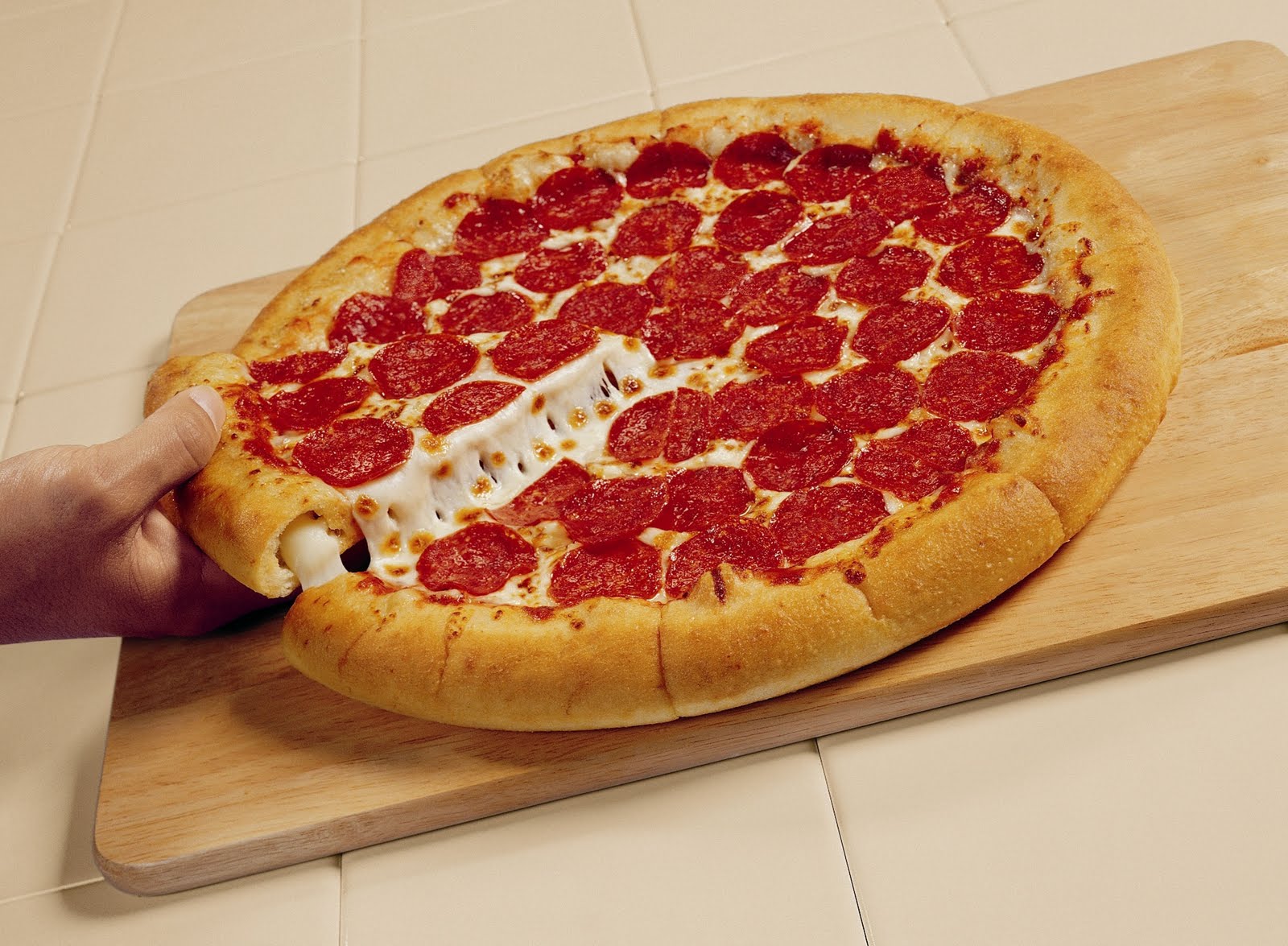 Stuffed-crust-pizza-pizza-29212526-1600-1175.jpg