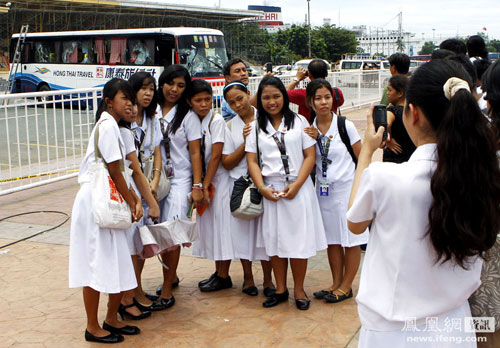 manila-philippines-filipinos-taking-photos-during-hostage-crisis-03.jpg