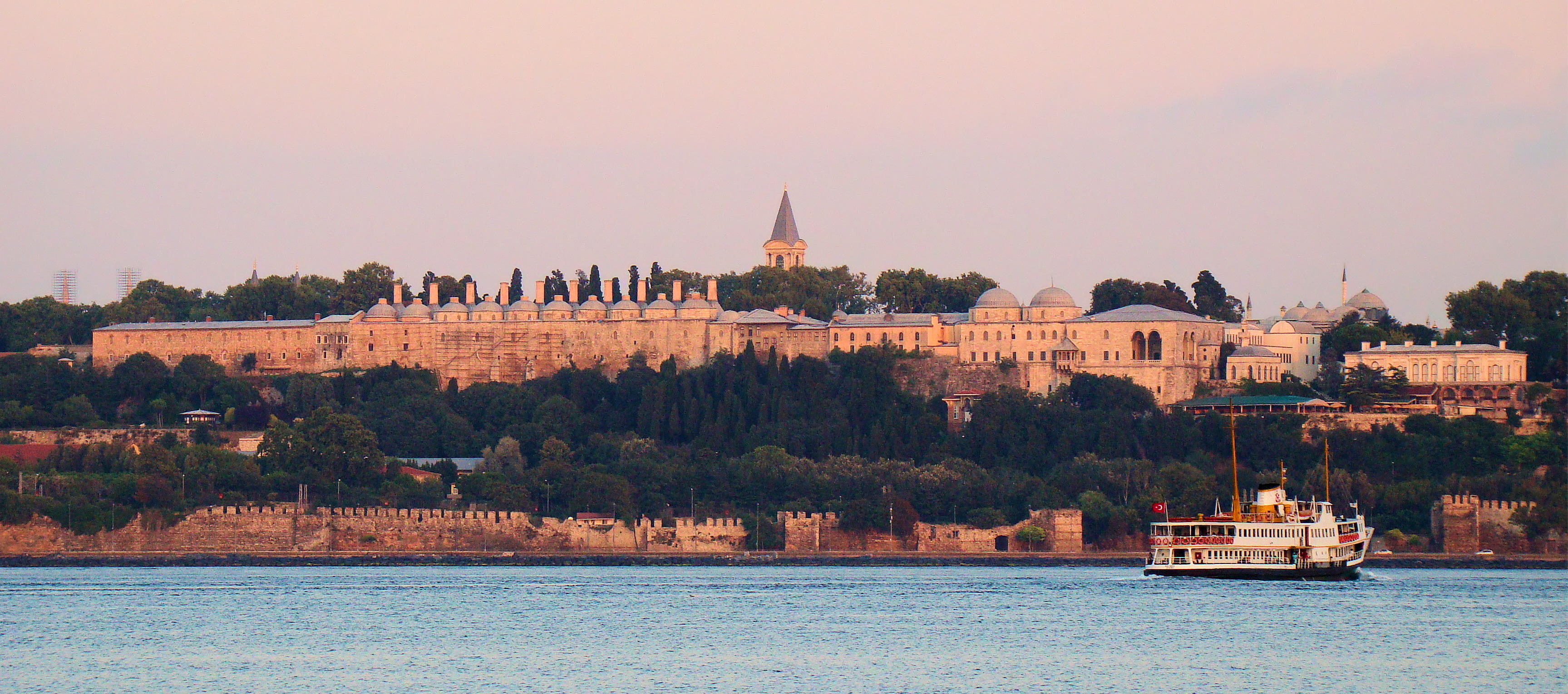 Topkapi_Palace_Seen_From_Harem.JPG