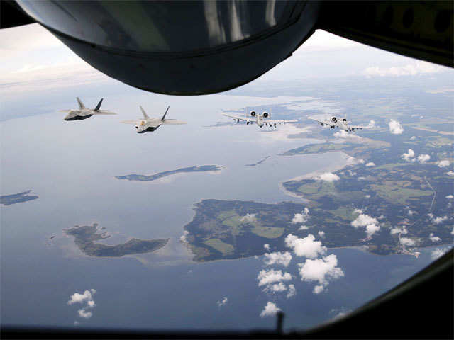 fighter-jets-approach-the-refuelling-aircraft.jpg