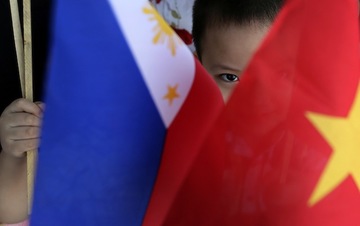 epa-20140521-vietnam-philippines-flags-kid-640_9713200203C24A67B750637AD48F4327.jpg