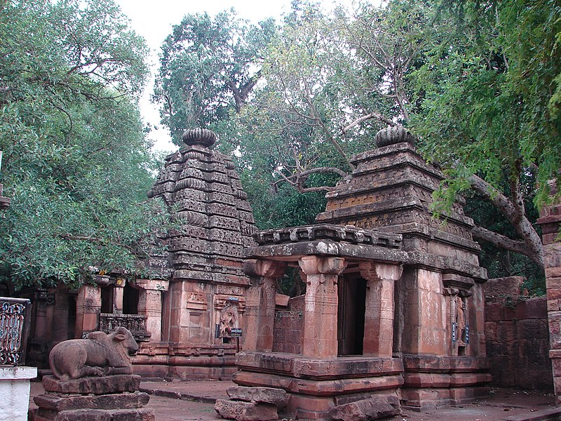 800px-Mahakuta_group_of_temples2_at_Mahakuta.jpg