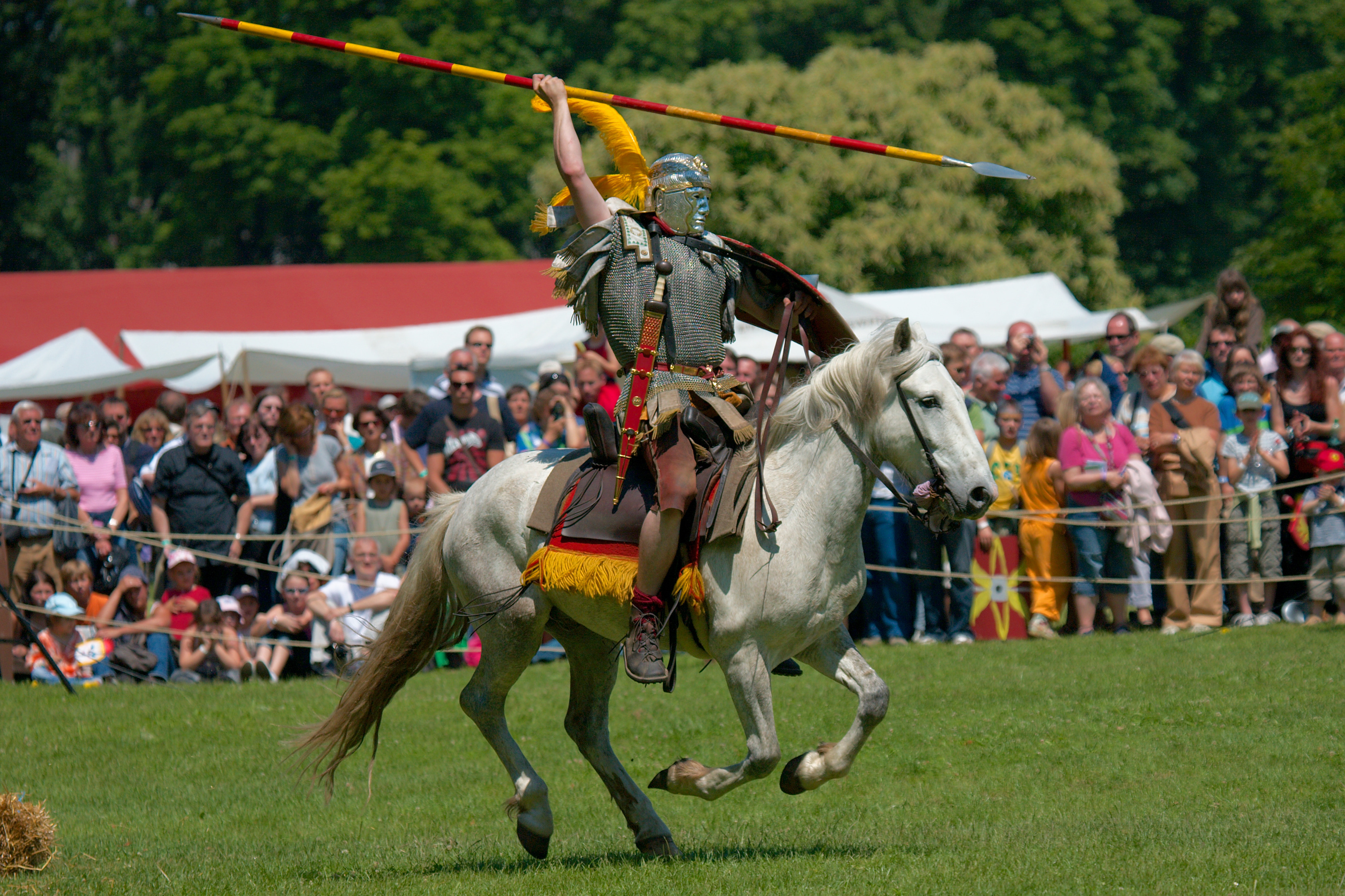 Roman_cavalry_reenactment_Carnuntum_2008_16.jpg