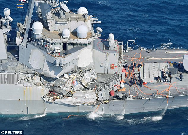 417B580F00000578-0-Heavy_damage_is_pictured_on_the_US_Navy_missile_destroyer_USS_Fi-a-9_1497870766432.jpg