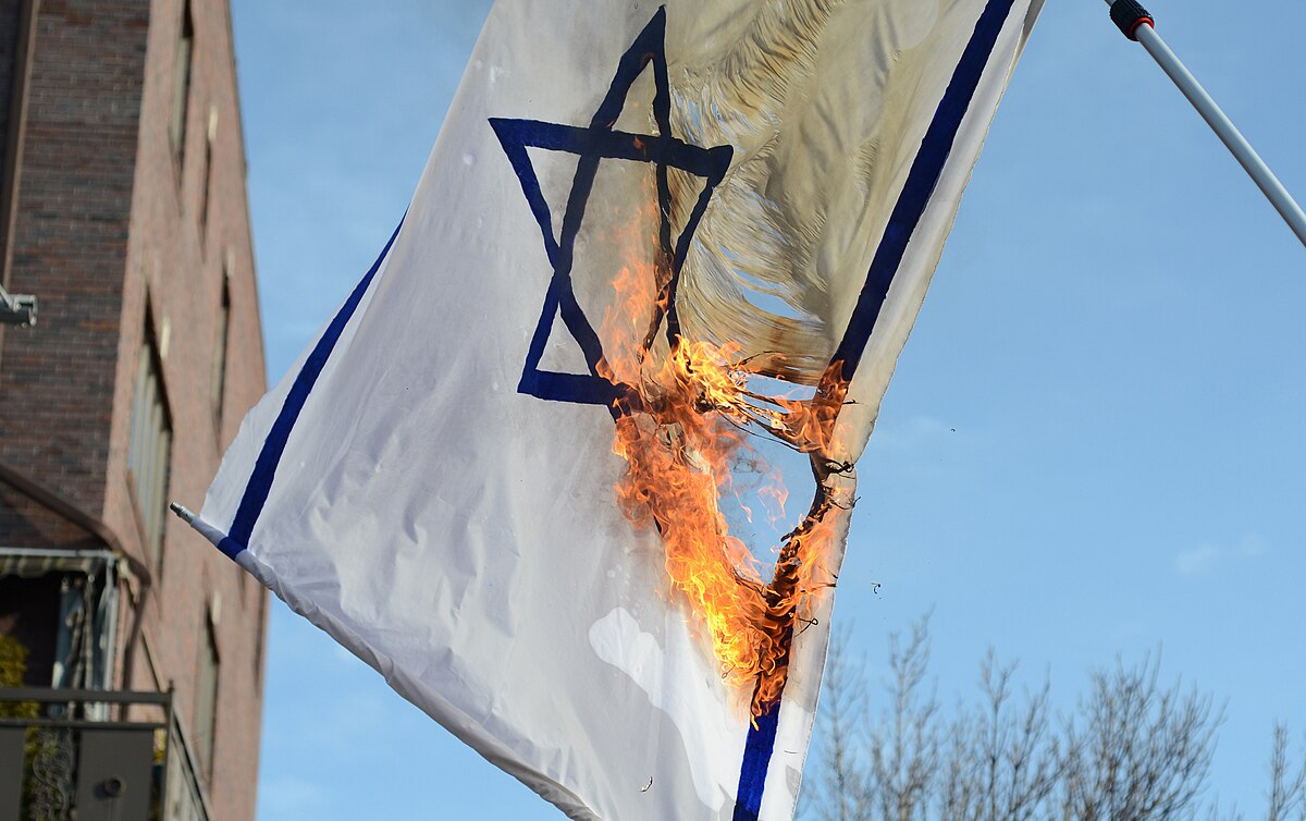 1200px-Israeli_flag_burned_by_Neturei_Karta.jpg