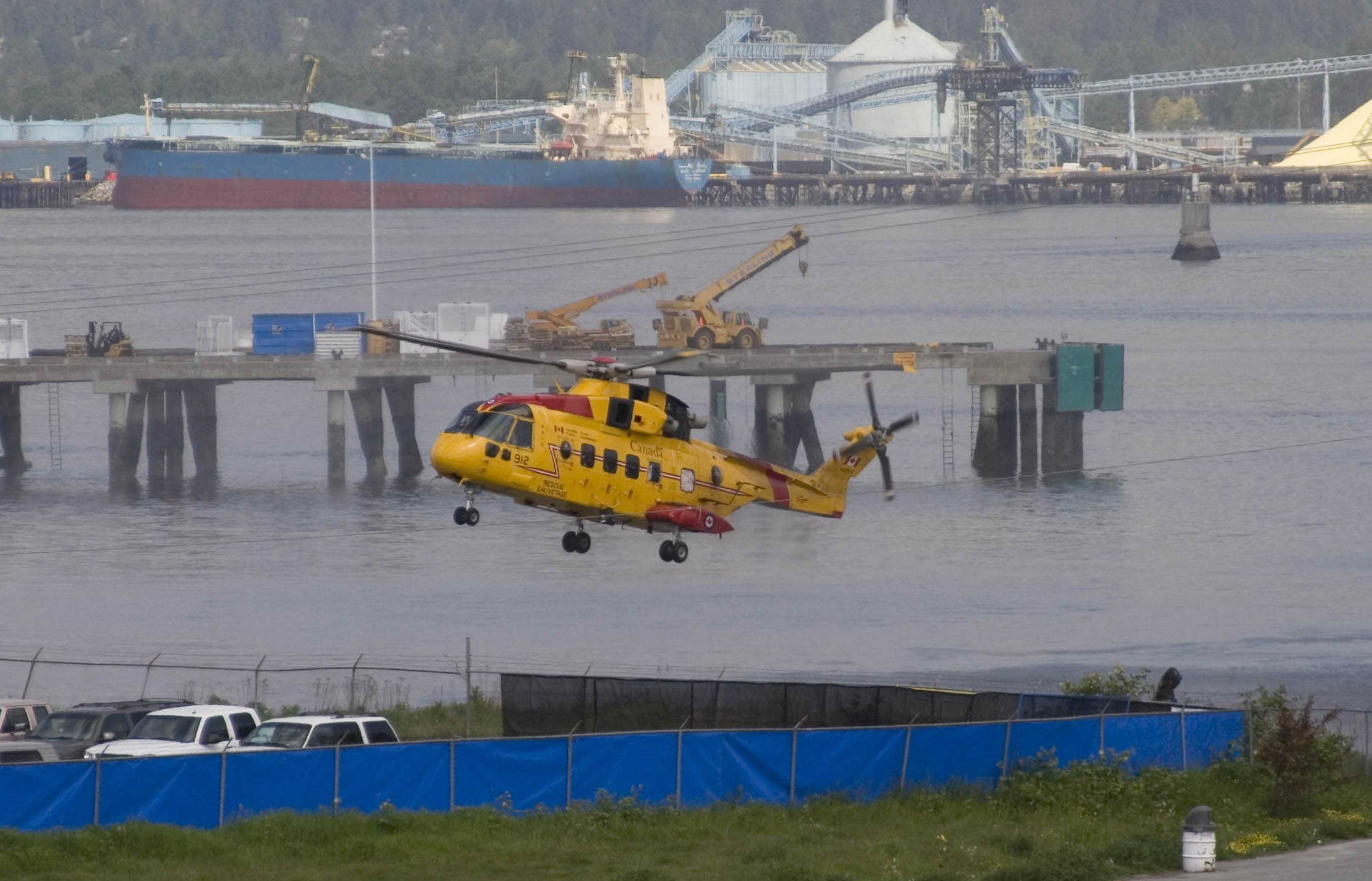 Rescue_912_CH-149_Cormorant_Helicopter_Lands_in_Vancouver.jpg
