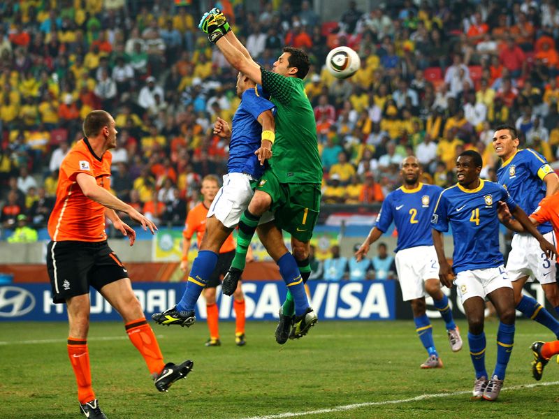 Julio-Cesar-Sneijder-Brazil-World-Cup-2010-Qu_2473321.jpg