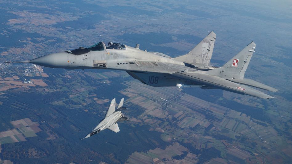 Polnische MiG-29-Kampfjets bei einer Übung (im Oktober 2022): Ex-Nato-Oberbefehlshaber plädiert für Lieferung an Ukraine